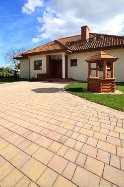 Zgodnie z prawem budowlanym bez dokonania zgłoszenia możemy ustawić w ogrodzie niewielkich rozmiarów obiekty małej architektury