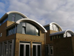 RIVERCLACK® to pokrycia dachowe na rąbek stojący z przykrytym mocowaniem, opatentowane na całym świecie przez ISCOM