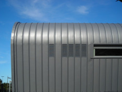 Minimalistyczny design w połączeniu z wysoką niezawodnością tworzą z płaskiego pokrycia RIVERCLACK® AGORÀ®  doskonałe tworzywo dla wymagających architektów