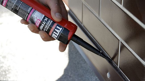 Aby uzyskać maksymalną trwałość uszczelnienia, warto pamiętać o przygotowaniu podłoża przed aplikacją produktu