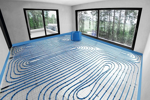 Pętle ogrzewania podłogowego ułożone w salonie