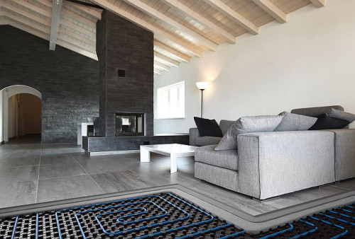 Aranżacja pomieszczenia z widocznym fragmentem instalacji ogrzewania podłogowego