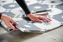 Jeśli wszystko dokładnie pomierzyłeś i kupiłeś potrzebne materiały, możesz zająć się przygotowaniem podłogi