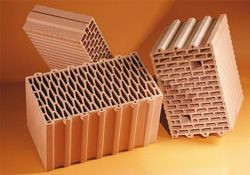 Cegła ceramiczna używana od wieków do budowy domów solidnie zapracowała na swoją renomę