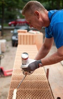 Pustaki z ceramiki poryzowanej nazywanej też ciepłą, powstają z mieszanki naturalnej gliny z dodatkiem mączki drzewnej lub trocin