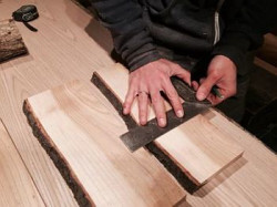 Przy pomocy przymiaru kątowego w wyznaczonej odległości rysujemy linię