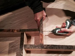 W wykonane otwory wkręcamy wkręty, tak aby lekko wystawały z drugiej strony deski