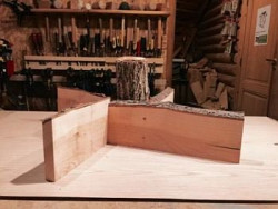 Wkładamy drzewko do stojaka i skręcamy ze stojakiem przy pomocy długich wkrętów