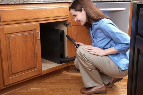 Montujemy go w normalnej szafce, tak żeby zawsze był pod ręką, gdy jest potrzebny