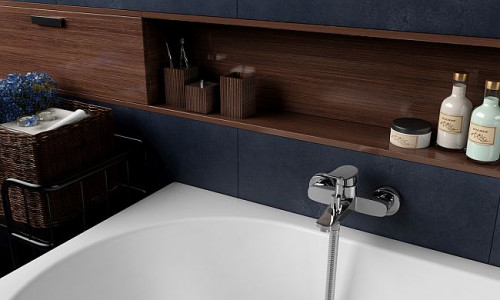 Godnym uwagi rozwiązaniem są półeczki na akcesoria i bibeloty w formie wnęk, pozwalające maksymalnie wykorzystać przestrzeń