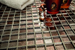 Srebrny lub złoty brokat można dodać do wybranych fug z oferty Sopro