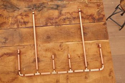 Ułóż na stole 5 kawałków rurki wraz z czterema kształtkami rurowymi