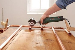 Do obydwu rurek mocujących, które posłużą do zawieszenia wieńca zamocuj metalowe kółka