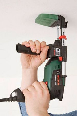 Przed zawieszeniem wieńca adwentowego należy wywiercić otwory w suficie