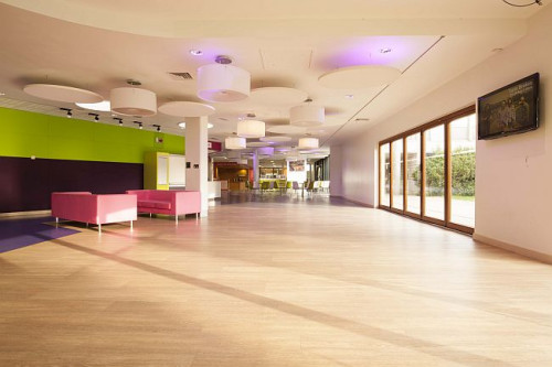 Podłogi w przestrzeniach komercyjnych muszą się świetnie prezentować