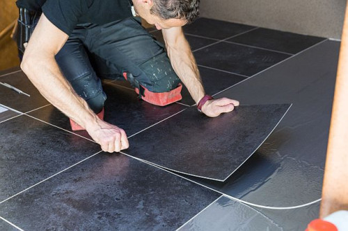 Podłogi w butikach, sklepach czy restauracjach powinna wyróżniać jeszcze jedna ważna cecha: łatwy i szybki montaż