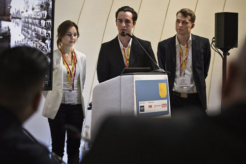 Studenci z Politechniki Poznańskiej prezentują swój projekt przed jury