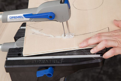 Wybierz dwie deseczki ze sklejki drewnianej o wymiarach 50 x 50 x 0,1 cm