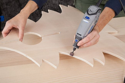 Wytnij otwory w obu choinkach używając narzędzia Dremel 3000 i przystawki  do cięcia po linii i kole