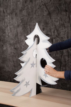  Udekorowana kreatywnymi bombkami drewniana choinka będzie wyróżniająca się ozdobą w naszym świątecznym domu