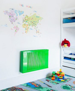 W ciepłym oraz dobrze akumulującym ciepło domu, temperaturę wnętrza stabilizują głównie wszystkie nagrzane do pożądanej temperatury przegrody czyli ściany