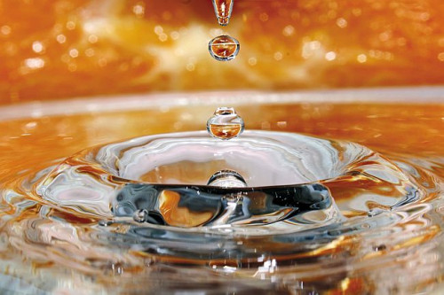 Naturalne drewniane podłogi nie lubią być brudne, ale jeszcze mniej lubią zmywanie ociekającym wodą mopem