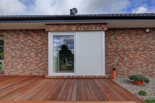 Systemy domów inteligentnych pozwalają również zabezpieczyć dom przed włamaniem