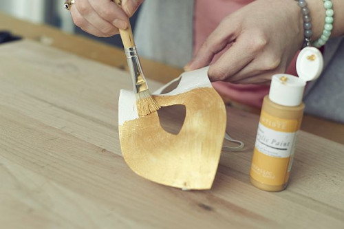 Tekturową maskę pomaluj farbą akrylową na złoto