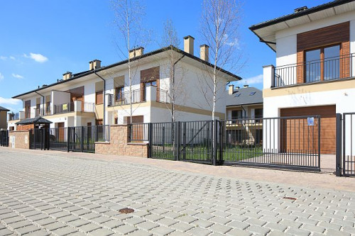 Kostka Polbruk Ekol w kolorze grafitowym stanowi główny materiał budowlany jezdni