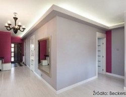 Dodatkowo ustawienie lustra w przedpokoju sprawi, że odbijane w nim światło rozświetli pomieszczenie i optycznie je powiększy