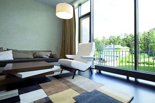 Aura Basic oraz Aura Comfort mocowane są do podłogi przy pomocy konsol montażowych