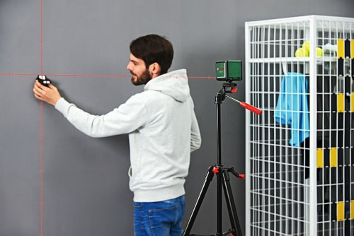 Zaznaczamy miejsca wiercenia otworów dla uchwytów pierwszego z trzech silikonowych pasków