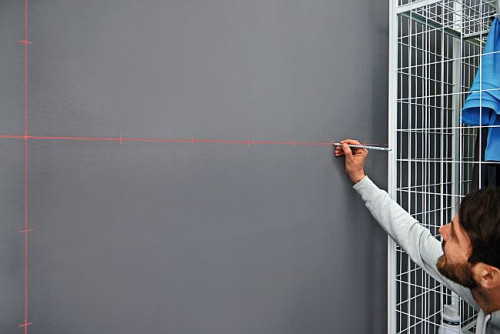 Oznaczenia na poziomej linii laserowej pomogą w ustaleniu odległości pomiędzy otworami mocowań dla pasków