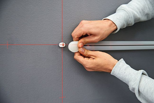 Następnie zamocuj załączone do pasków uchwyty i zawieś na nich paski