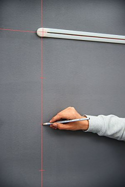 Wszystkie trzy silikonowe paski powinny być rozmieszczone w równej odległości od siebie