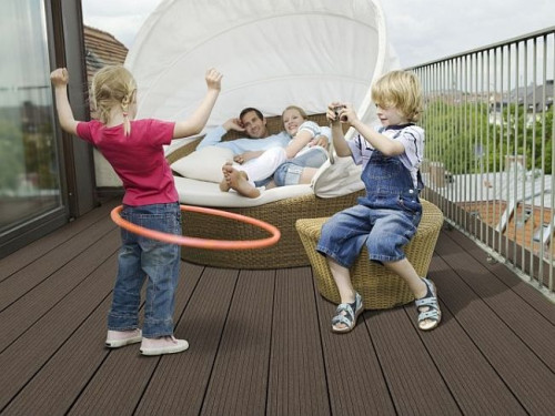 Deska tarasowa Boryszew składa się w 45% z wysoko wyselekcjonowanej mączki drzewnej i 45% z czystego PVC