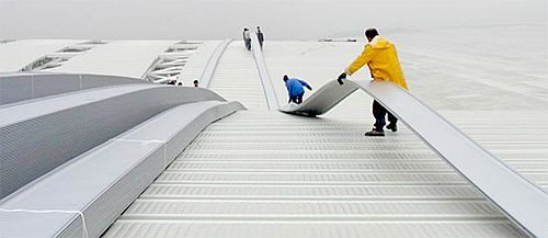 Dla każdej długości panelu jest możliwe wyginanie lub wyginanie i cięcie arkuszy metalu wzdłużnie, tak aby jak najlepiej odwzorować krawędzie dachu lub wykończyć dach wystający poza ścianę budynku