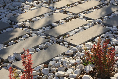 Betonowa kostka brukowa swoją popularność zawdzięcza bogatej ofercie wzorów, kolorów i wymiarów oraz wytrzymałości