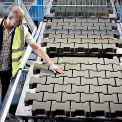 Nawierzchnie alejek ogrodowych i podjazdu utwardza się kostką brukową z myślą, że będą służyły przez lata