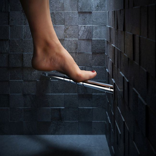 Elegancki, narożny podnóżek prysznicowy marki Geesa zapewnia komfortowe wsparcie stopom  podczas zabiegów pielęgnacyjnych