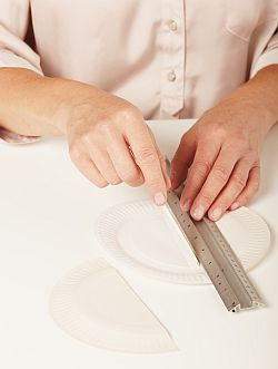 Złóż talerzyki papierowe na pół i wygładź zagniecenie