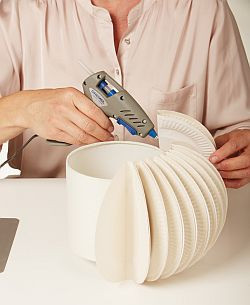 Powtarzaj tę czynność, przyklejając kolejne złożone talerzyki tuż obok poprzedniego