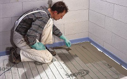 Mata grzewcza mocowana jest w podłożu z zaprawy rozprowadzonej