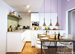 Biel na ścianach doskonale radzi sobie w pojedynkę, ale swobodnie można ją łączyć również z innymi barwami