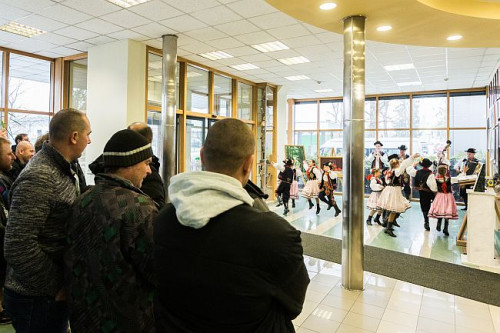 Jednym z tradycyjnych punktów w programu szkoleń jest uroczyste powitanie gości w siedzibie FAKRO