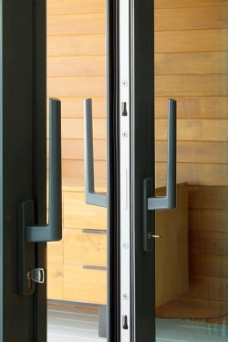 Kupując okna do bloku, warto też wybrać stolarkę z rozwiązaniami umożliwiającymi zachowanie prawidłowej wentylacji