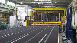 W kilku miejscach pojawiły się manipulatory przemysłowe, wspomagające pracę pracowników