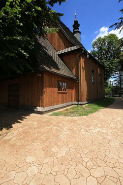 Mnogość dostępnych kolorów, kształtów oraz rozmiarów kostek brukowych sprawia, że budulec ten jest z powodzeniem wykorzystywany w miejscach kultu