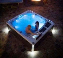 Oryginalna obudowa – stylowy kształt obudowy, podkreślony narożnym oświetleniem, łączy w sobie klasyczne piękno oraz nowoczesną formę