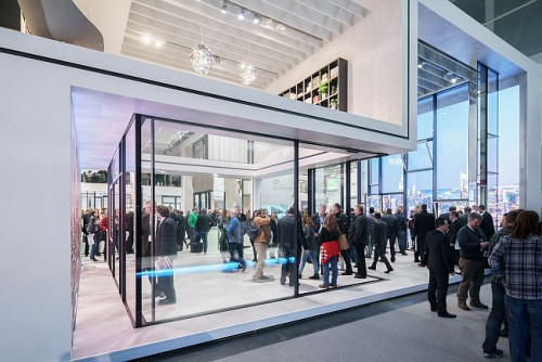 Do studia tematycznego &quot;Życie&quot; można było wejść m.in. przez panoramiczne drzwi Schüco ASS 77 PD.HI, które zintegrowano perfekcyjnie z fasadą panoramiczną FWS 35 PD.SI i oknami panoramicznymi AWS 75 PD.SI (po prawej stronie). Fot. Schüco